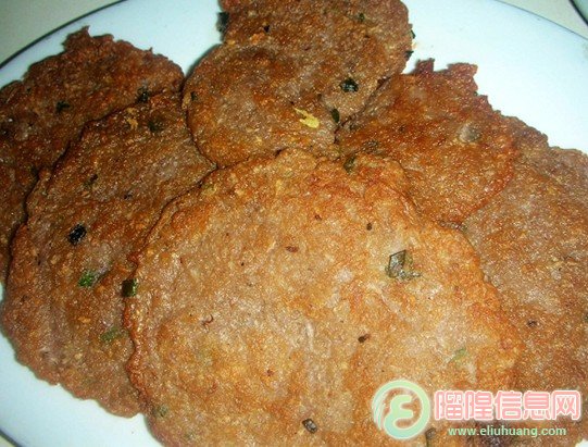 煎好的薯板。食用時再粘上蒜頭醋或者蒜頭鹽水，味道更加濃厚，而且不上火
