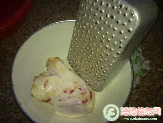 薯去皮，沖洗干凈后，用自己制作的工具磨碎